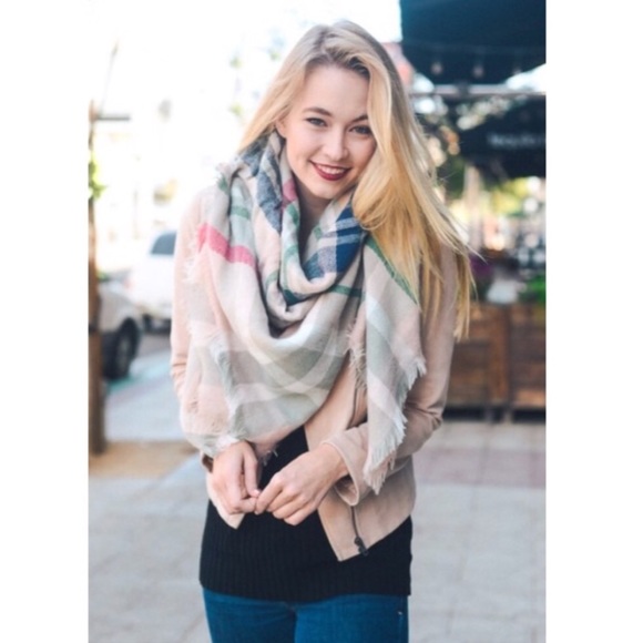 Accessories - FLASH SALE ✨✨ Light pink plaid oversized blanket